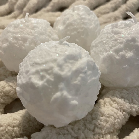 LOT OF 4 SMALL WINTER SNOWBALL SHAPED CANDLES NEW - Picture 4 of 9